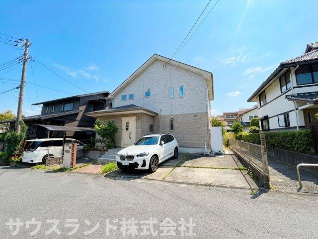 八王子市みなみ野5丁目の外観|隣地との間隔がしっかりと取られているため、風通しや採光に優れた設計の住まいです。玄関前のスペースにゆとりがあるため、自転車を置いたり、ガーデニングを楽しんだりと、ご家庭に合わせた使い方が可能です。