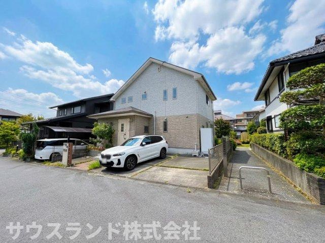 八王子市みなみ野5丁目の外観|駐車スペースにはコンクリートが打たれており、雨の日でも足元が汚れにくく快適にお出かけできます。玄関ドアは採光窓付きとなっており、外からの視線をしっかりと遮りながら室内に自然な光を取り込めます。