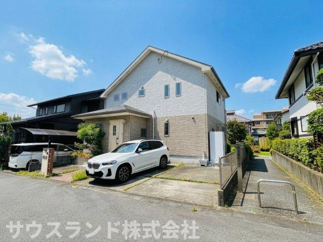 八王子市みなみ野5丁目の外観|建物の側面に複数の窓が配置されており、一日を通して室内に明るい自然光を取り込める設計です。敷地周辺はブロック塀とフェンスで仕切られているため、周囲の視線を適度に遮りながら防犯性も高めてくれています。