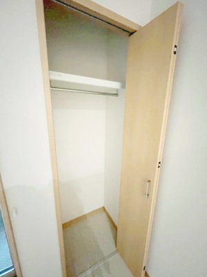 【収納】 | ブリリアント山手 | 丈の長い服もかけられるクローゼット