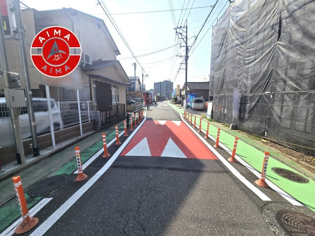 福岡市博多区麦野1丁目第1-4棟（5号棟）の前面道路含む現地写真|前面道路は閑静な住宅地をはしる車通りの少ない道路。お車の出し入れが苦手なママや小さなお子様にも安心ですね。しっかり舗装もされているので、ベビーカーや自転車で通っても快適に通行できます。