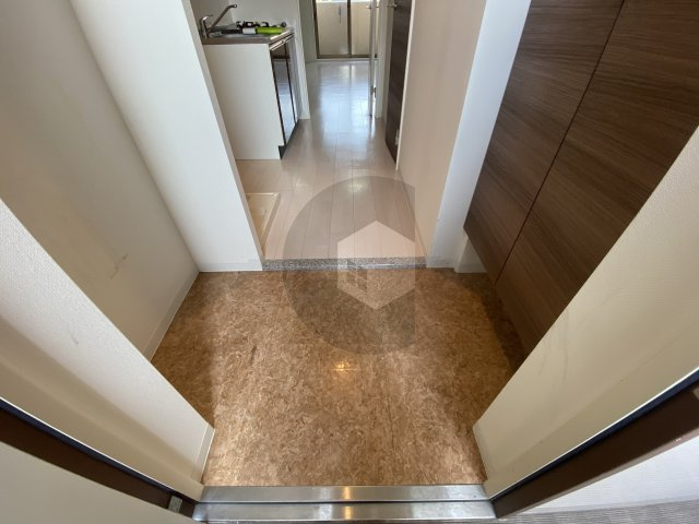 Luxe布施北1の玄関