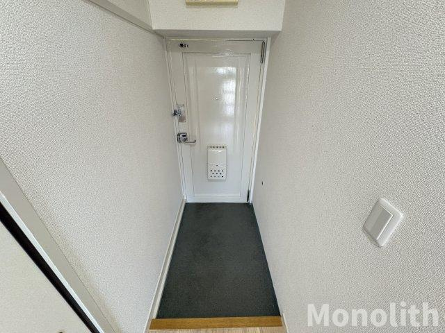 鶴山台2号棟の玄関