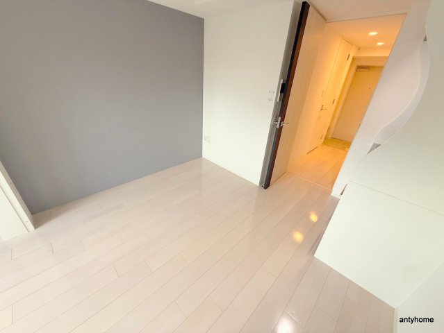 セレニテ本町ルフレ　仲介手数料無料の居間・リビング