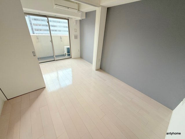 セレニテ本町ルフレ　仲介手数料無料の居間・リビング