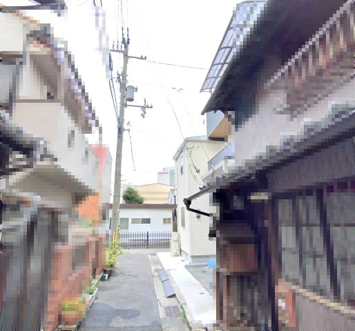 東出町3丁目の前面道路含む現地写真|前面道路は歩道も整備され、小さなお子様にも安心

