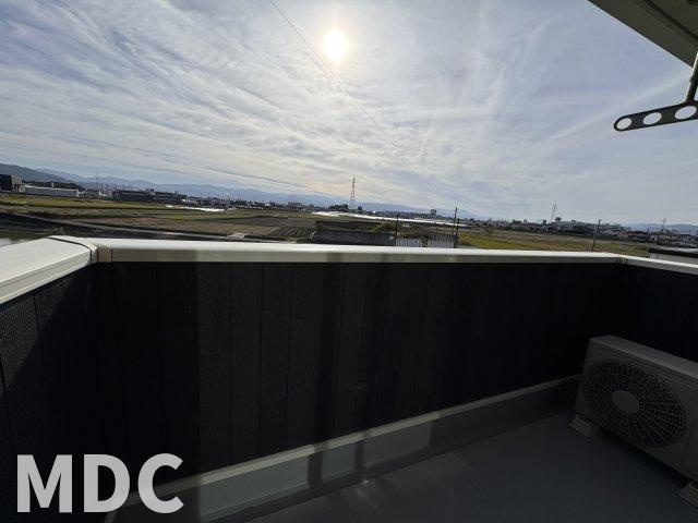 徳島市応神町西貞方字小島のアパートのバルコニー