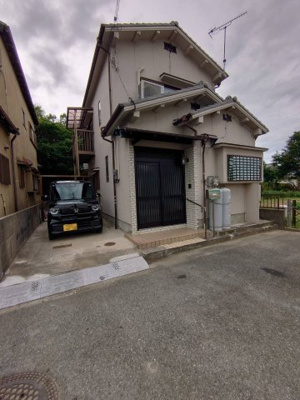 【外観】 | かいち西町　戸建賃貸 | 車が縦に２台停められます（普通車＋軽）