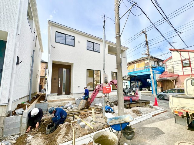 《仲介手数料半額》志木市下宗岡第36　1号棟の前面道路含む現地写真