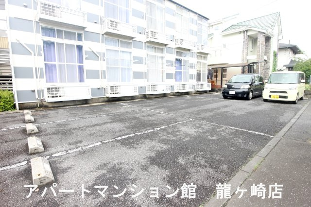 レオパレスジャパンの駐車場