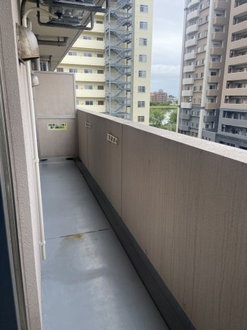 新潟市中央区川端町３丁目のアパートのバルコニー