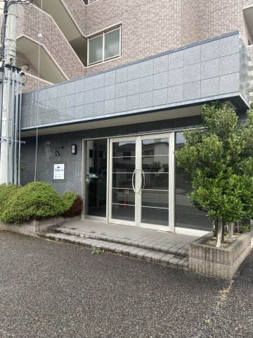 新潟市中央区川端町３丁目のアパートのエントランス