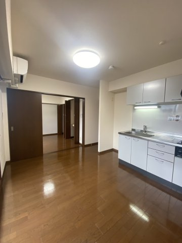 新潟市中央区川端町３丁目のアパートの居間・リビング