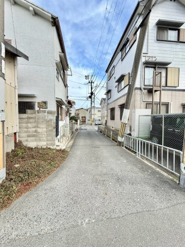 泉佐野市羽倉崎３丁目土地の前面道路含む現地写真|敷地東側から南東方向の道路を撮影