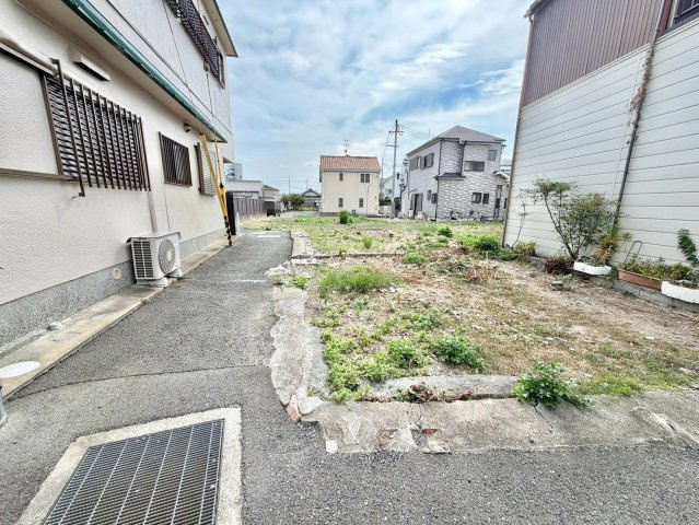泉佐野市羽倉崎３丁目土地の前面道路含む現地写真|敷地北側から南方向の道路を撮影