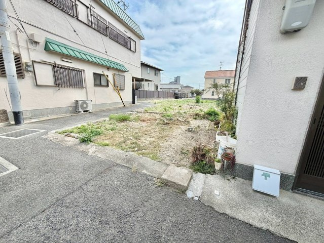 泉佐野市羽倉崎３丁目土地の前面道路含む現地写真|敷地北側から南東方向の道路を撮影