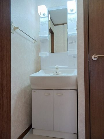 ヴィラ　フォーシーズン　Ａの洗面所|コンパクトで使いやすい洗面所