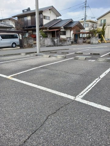 ヴィラ　フォーシーズン　Ａの駐車場|駐車場があるので、車を買う予定の方も安心です