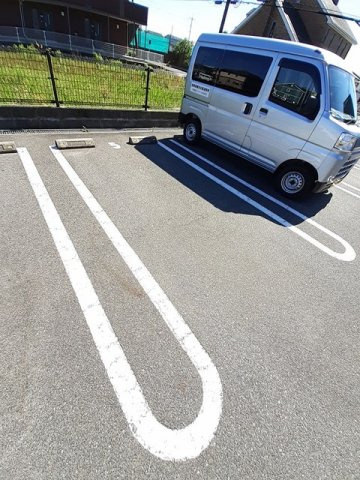 ヴィラ　プリムローズの駐車場|車をお持ちの方に嬉しい駐車場付きの物件です