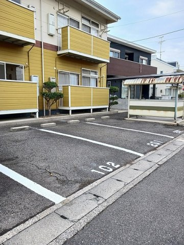 サンハイツ西浦の駐車場|車をお持ちの方に嬉しい駐車場付きの物件です