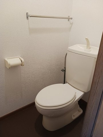スクエアパレスⅡのトイレ|落ち着いた色調のトイレです