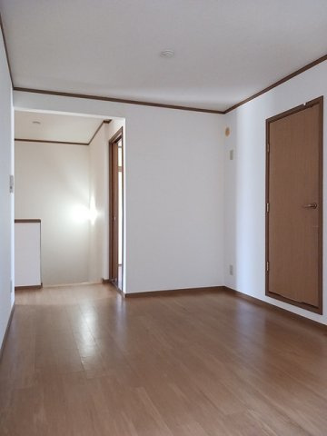 スクエアパレスⅡの居間・リビング|こちらの居間で趣味の時間をお楽しみください