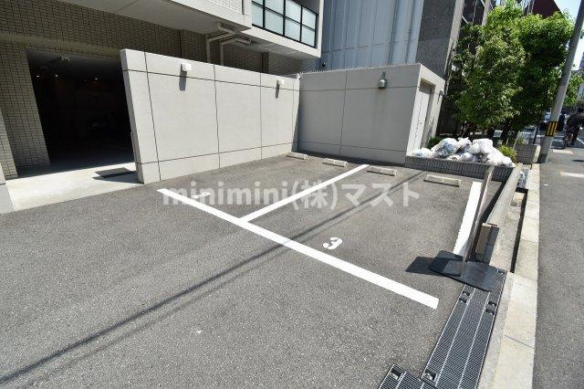 ファインフラッツ北浜の駐車場
