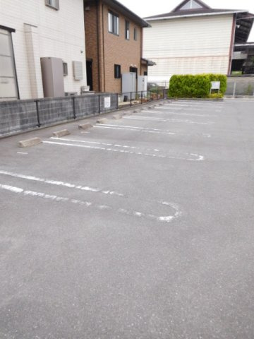 ハートネス８０　Ｂの駐車場|駐車場に車を止められます