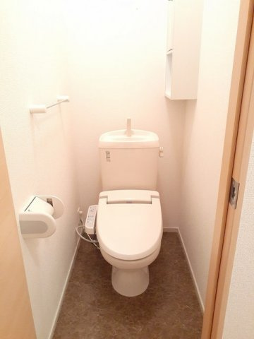 サニーヴィラのトイレ|落ち着いた色調のトイレです