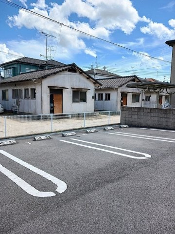 メゾン・ド・ジュネスの駐車場|駐車場があるので、車を買う予定の方も安心です