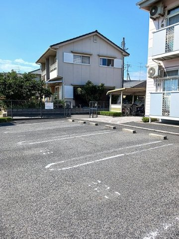 シエヌーの駐車場|駐車場があるので、車を買う予定の方も安心です
