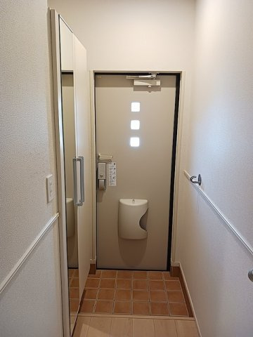 ノーベル　Ｃ棟の玄関|明るい玄関です