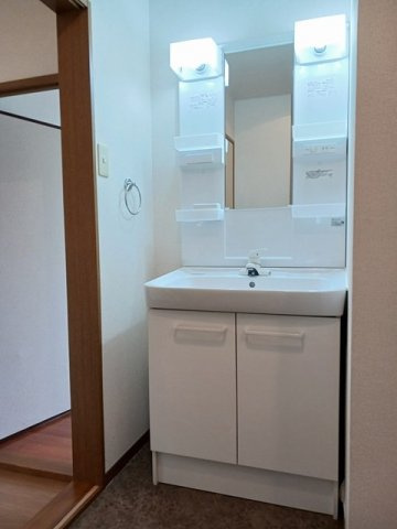 ニューエルディム花水木Ｂの洗面所|明るい洗面所です
