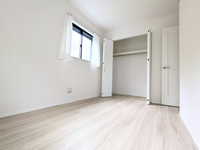 中野区鷺宮4丁目　新築戸建の洋室|各部屋に窓を設置！明るい日差しが降り注ぐ心地よい室内は、日々の暮らしに安らぎを与えてくれます。

現地ご見学希望・資料請求などお気軽にお問い合わせ下さい！
03-5990-5201