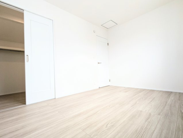 中野区鷺宮4丁目　新築戸建の洋室|白を基調としたお部屋は光を反射するため、お部屋が明るく美しく見えますね！

現地ご見学希望・資料請求などお気軽にお問い合わせ下さい！
03-5990-5201