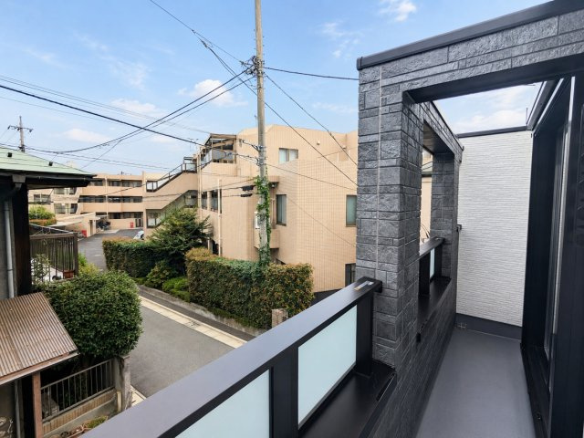 中野区鷺宮4丁目　新築戸建のバルコニー|朝の澄んだ空気や、夕方の清々しい風を五感で感じられるバルコニー！

現地ご見学希望・資料請求などお気軽にお問い合わせ下さい！
03-5990-5201