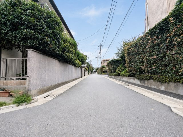 中野区鷺宮4丁目　新築戸建の前面道路含む現地写真|子育てしやすい住環境！教育施設や商業施設も徒歩圏内に充実。

現地ご見学希望・資料請求などお気軽にお問い合わせ下さい！
03-5990-5201