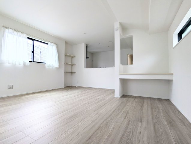 中野区鷺宮4丁目　新築戸建の居間・リビング| 白を基調とした内装で、清潔感や自然な明るさを演出！

現地ご見学希望・資料請求などお気軽にお問い合わせ下さい！
03-5990-5201