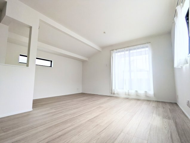 中野区鷺宮4丁目　新築戸建の居間・リビング|大きな窓からたっぷりと注ぐ陽光を浴びながら、朝食やティータイムを楽しめます。

現地ご見学希望・資料請求などお気軽にお問い合わせ下さい！
03-5990-5201