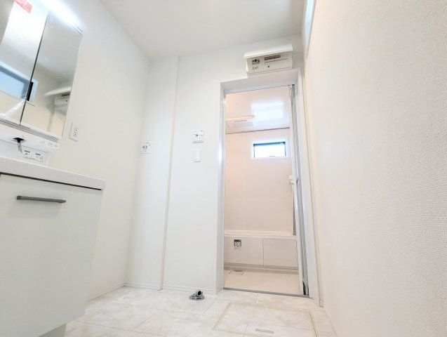 中野区鷺宮4丁目　新築戸建の独立洗面台|清潔感のあるプライベート空間は、身だしなみチェックやお肌のお手入れに最適です。

現地ご見学希望・資料請求などお気軽にお問い合わせ下さい！
03-5990-5201