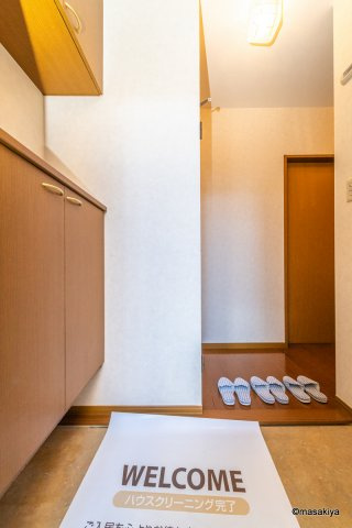 ウィルモア小柴見の玄関