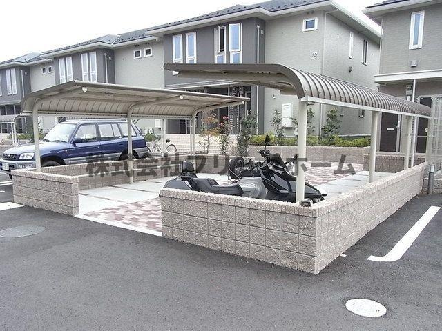 クレールBの駐車場