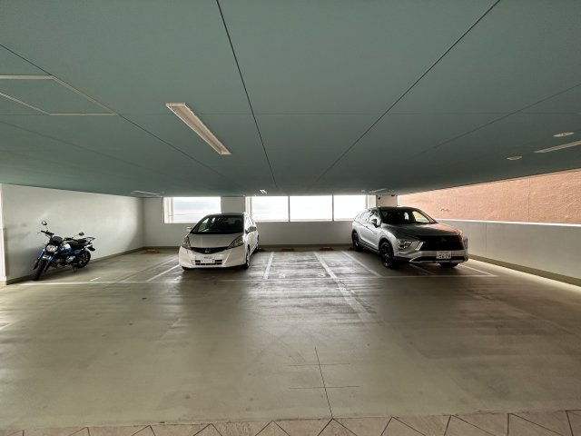 スカイ・シーフロント塩屋の駐車場