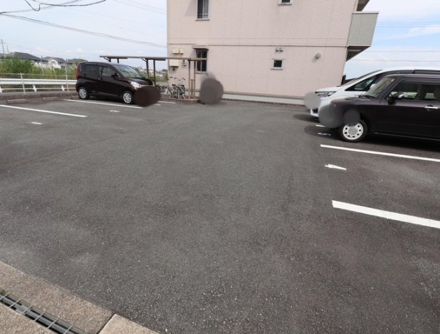 熊本市東区下江津７丁目のアパートの駐車場