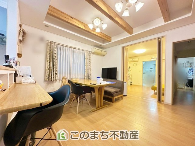 鹿沼市麻苧町中古戸建の居間・リビング|オープンでのびやかな空間を生み出す、こだわりの広がりとゆとり。家族と過ごす時間を大切にしたい方にぴったりの明るくゆとりある住空間です。
