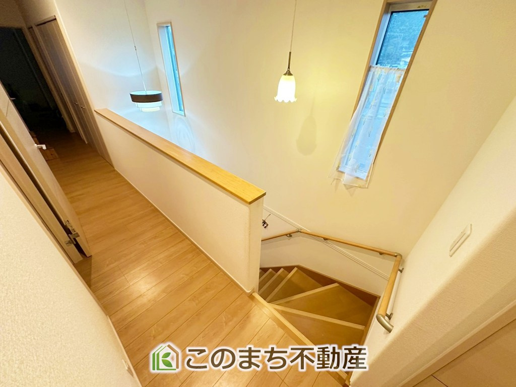 鹿沼市麻苧町中古戸建の内装|手すり付きで小さなお子様にも安心の階段スペースです☆
