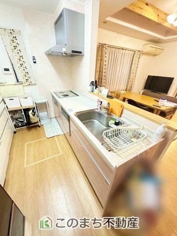 鹿沼市麻苧町中古戸建のキッチン|"お洒落なホワイト天板のペニンシュラキッチンを採用しております。
あったらいいなの代表的な設備である食洗機も付いてます♪

