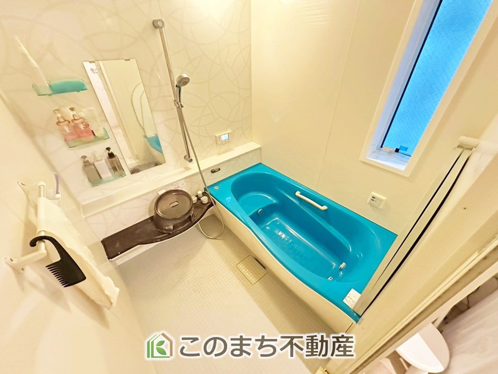 鹿沼市麻苧町中古戸建の浴室|"ゆったり１坪バスには換気・乾燥・暖房機能付き！！
大人も足を伸ばせるゆったり浴槽！！
ご家族皆さんで入っても、一人でゆっくり入っても一日の疲れを癒してくれるお風呂です！！"
