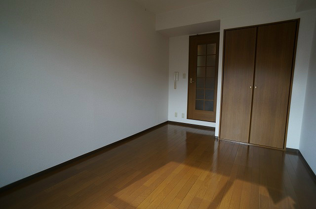 K-HOUSEの居間・リビング|エアコン完備の洋室。出窓とクローゼット付きで明るく収納量も確保