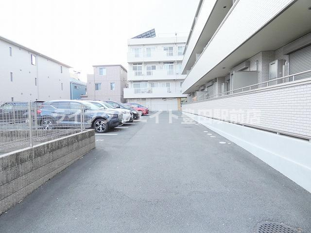 ハーモニー大坂上の駐車場